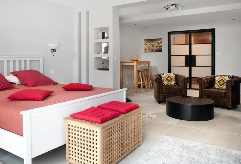 Люкс Кровать Кинг, La Perle Rouge A Panazol