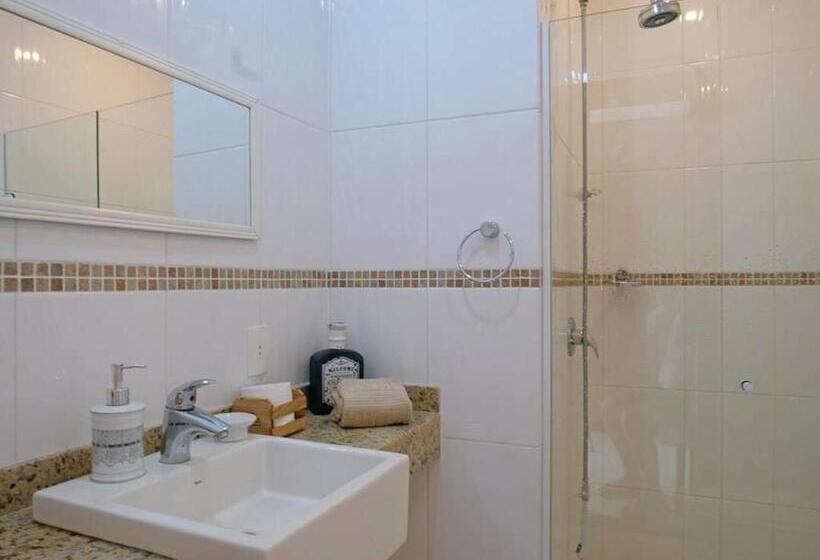 سوییت با چشمانداز دریا, Chez Monsieur