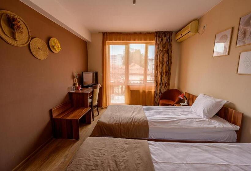 اتاق استاندارد با چشم‌انداز باغ, ахат  къща за гости