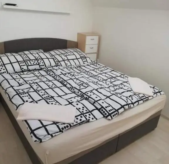 Huoneisto 3 Makuuhuonetta, Penzion Zaječský šenk