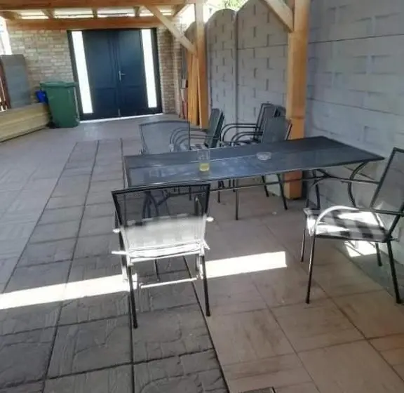 Huoneisto 3 Makuuhuonetta, Penzion Zaječský šenk