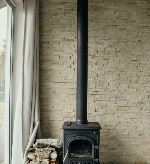 اتاق لوکس, The Cottage On The Corner