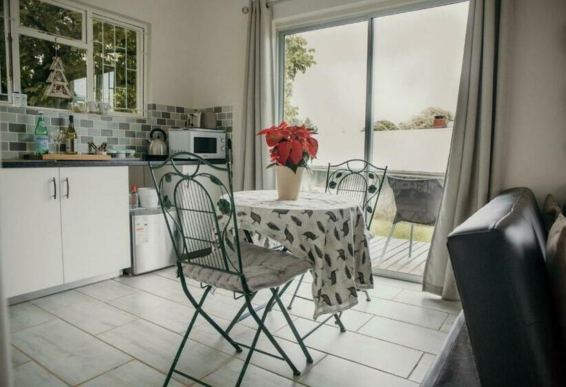 اتاق لوکس, The Cottage On The Corner