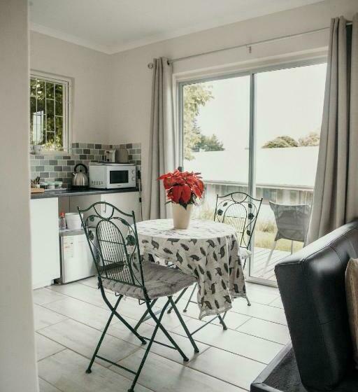 اتاق لوکس, The Cottage On The Corner