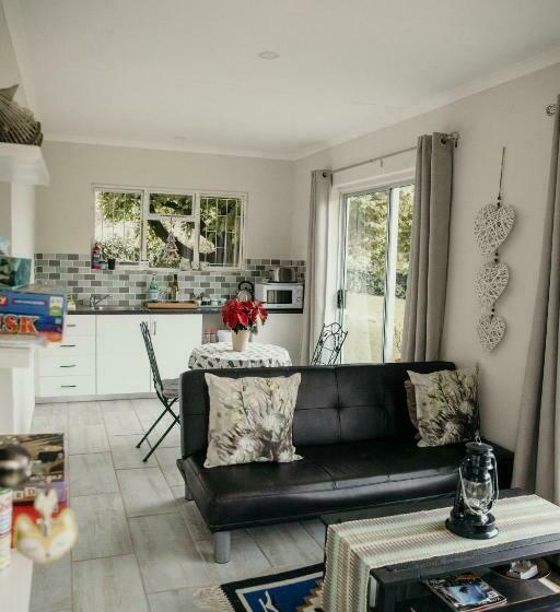 اتاق لوکس, The Cottage On The Corner