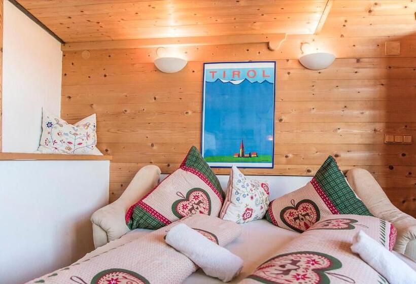 استودیوی استاندارد, Hocheckhuette On Top Of The Kitzbuehel Hahnenkamm Mountain