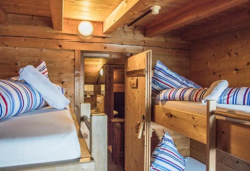 اتاق استاندارد چهارنفره با سرویس بهداشتی مشترک, Hocheckhuette On Top Of The Kitzbuehel Hahnenkamm Mountain