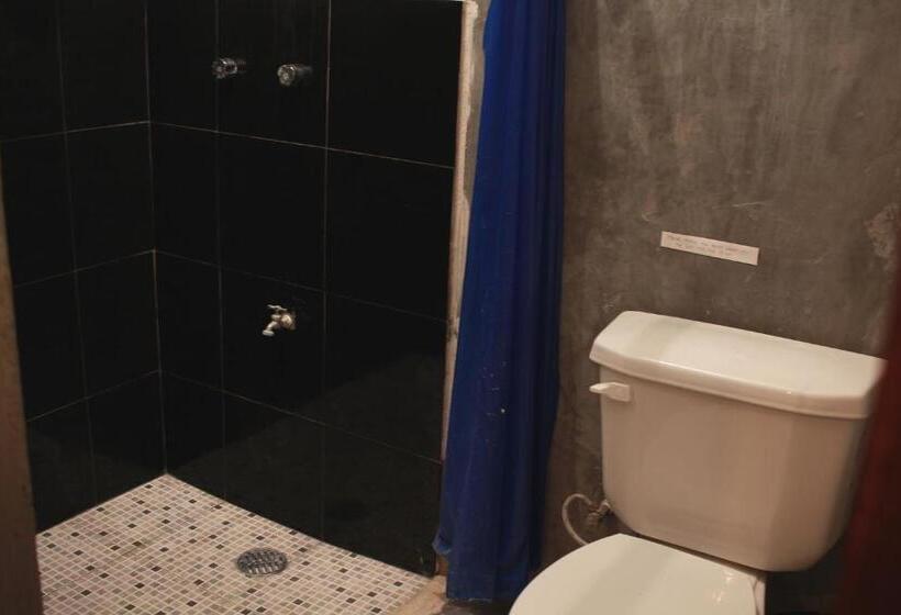 استودیوی استاندارد, Black Jaguar Hostel