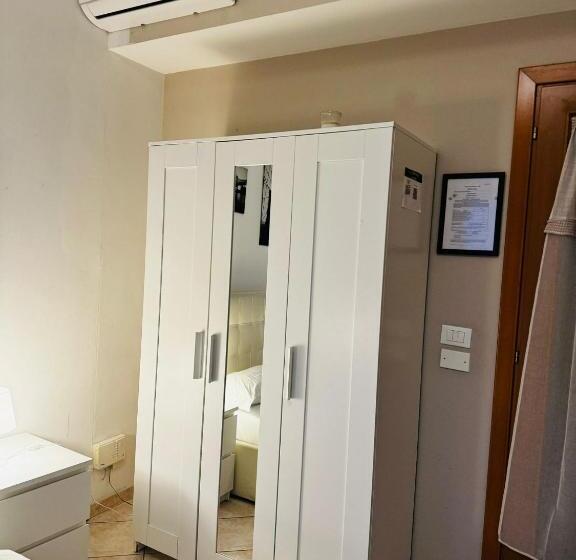 اتاق استاندارد با تخت بزرگ, Nirvana House Pisa