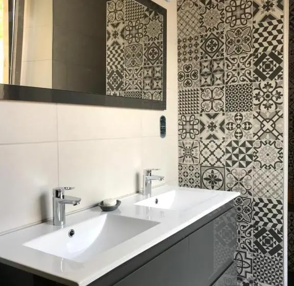 デラックスルーム, Les Chambres D Hotes Chez Alisa Et Daniel