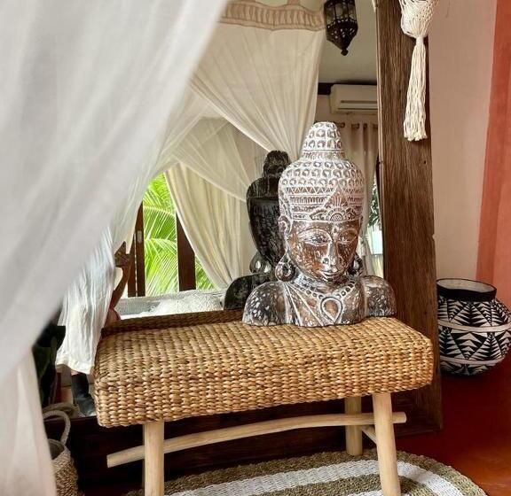 디럭스 스위트 킹 침대, Sannyas Boutique