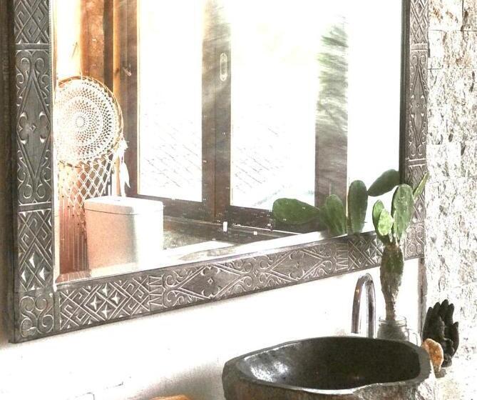 디럭스 스위트 킹 침대, Sannyas Boutique