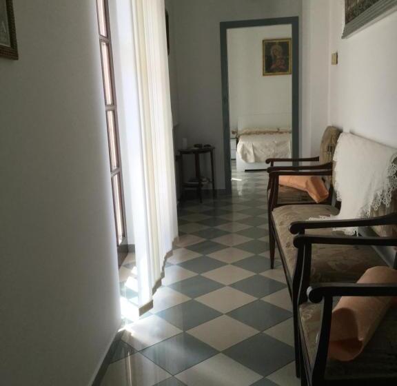 اتاق خانوادگی, B&b Dimora Boemondo