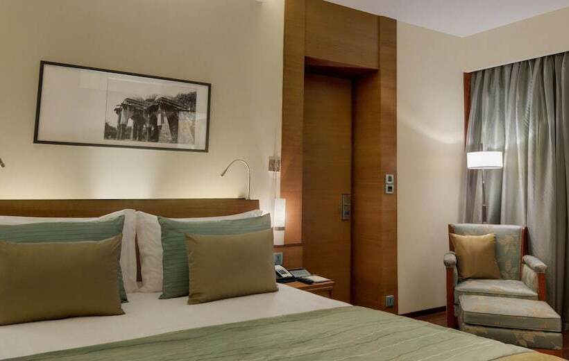 Номер Стандарт Вид на Бассейн, Hyatt Pune