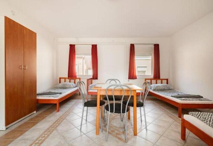 스탠다드 4인용 룸 공용 욕실, Azure House