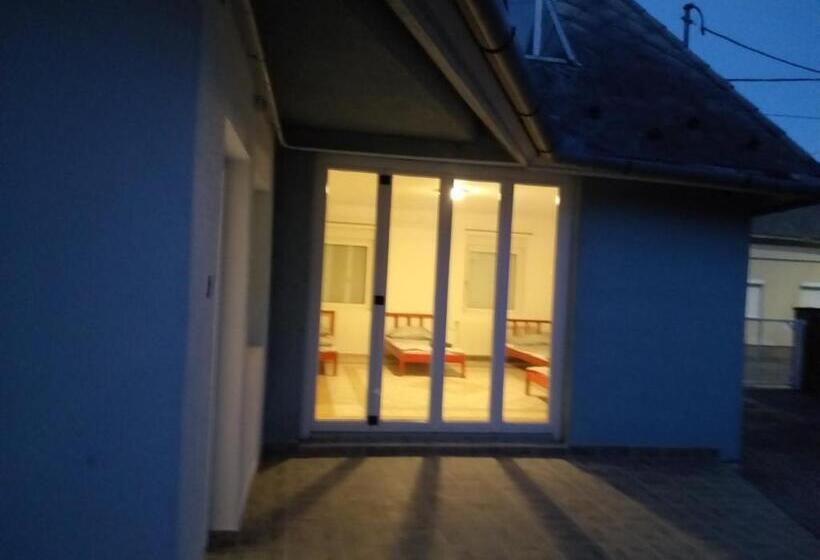 스탠다드 4인용 룸 공용 욕실, Azure House