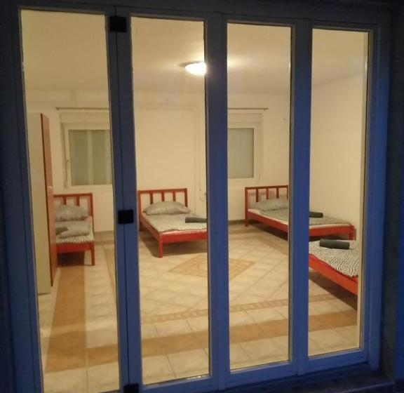 스탠다드 4인용 룸 공용 욕실, Azure House