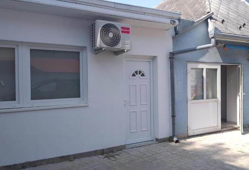 침실 2개 아파트, Azure House