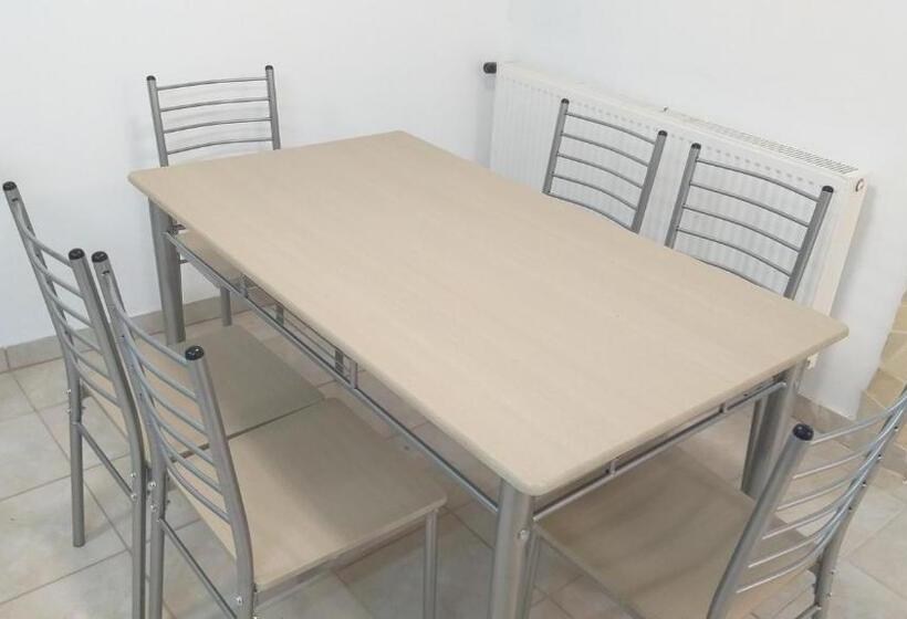 침실 2개 아파트, Azure House