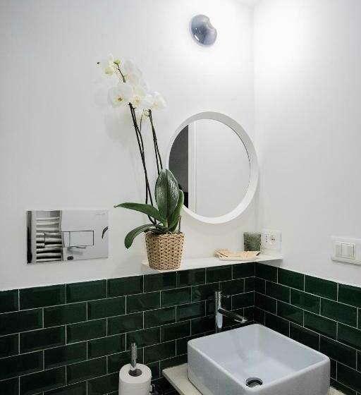 اتاق لوکس, Bb Casamatta