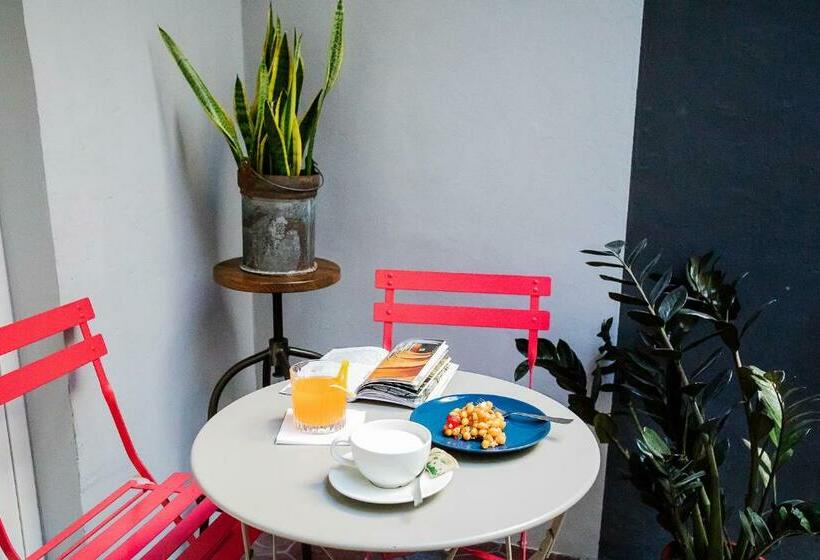 اتاق لوکس, Bb Casamatta