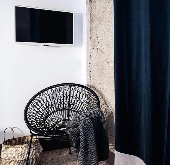 اتاق لوکس, Bb Casamatta