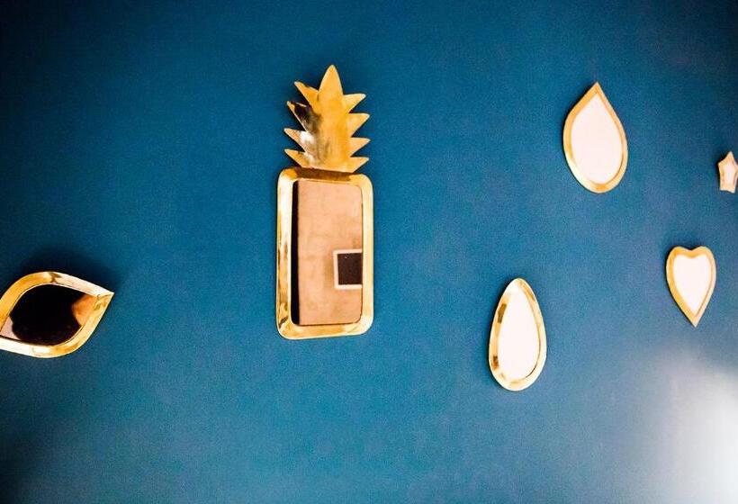 اتاق لوکس, Bb Casamatta