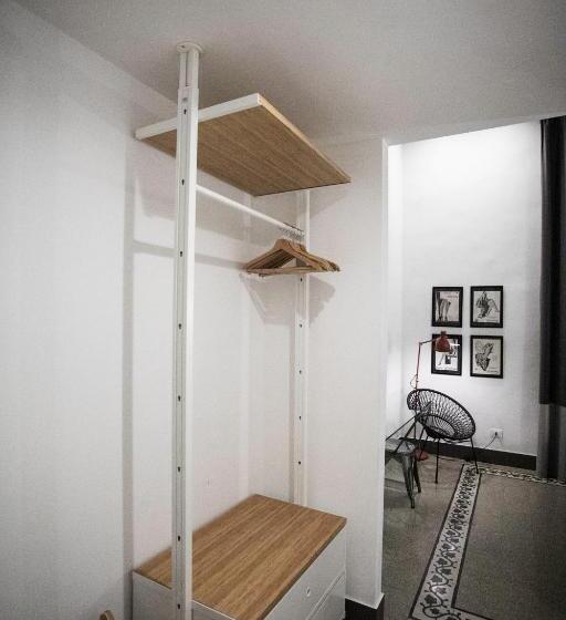 اتاق لوکس, Bb Casamatta