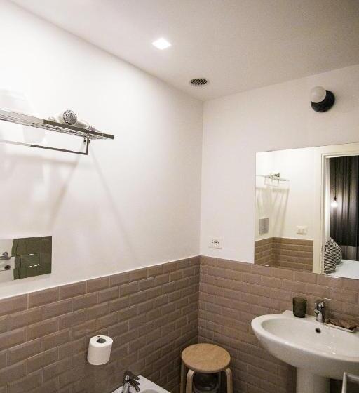 اتاق لوکس, Bb Casamatta