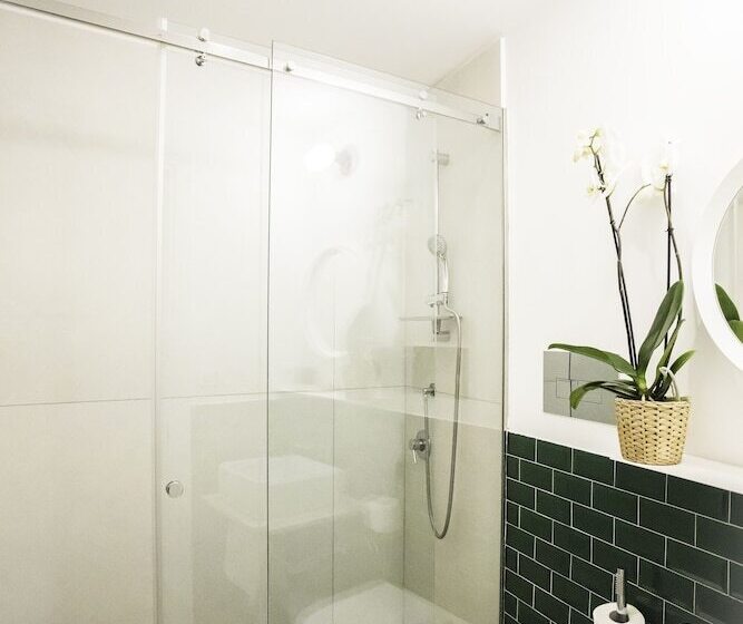 اتاق لوکس, Bb Casamatta