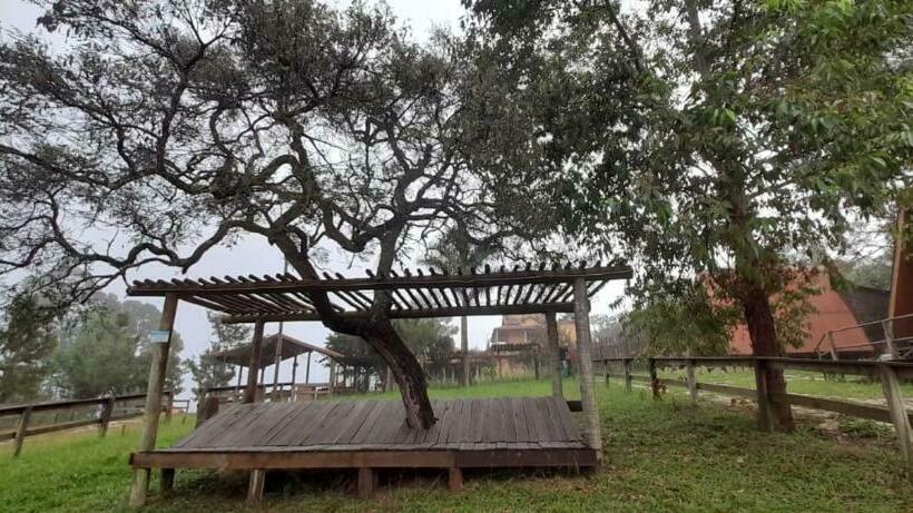 کلبه ییلاقی, Chalés E Camping Do Robinho 1