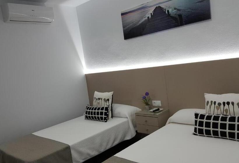 Habitación Triple Estándar con Balcón, Pensión Mastil 16