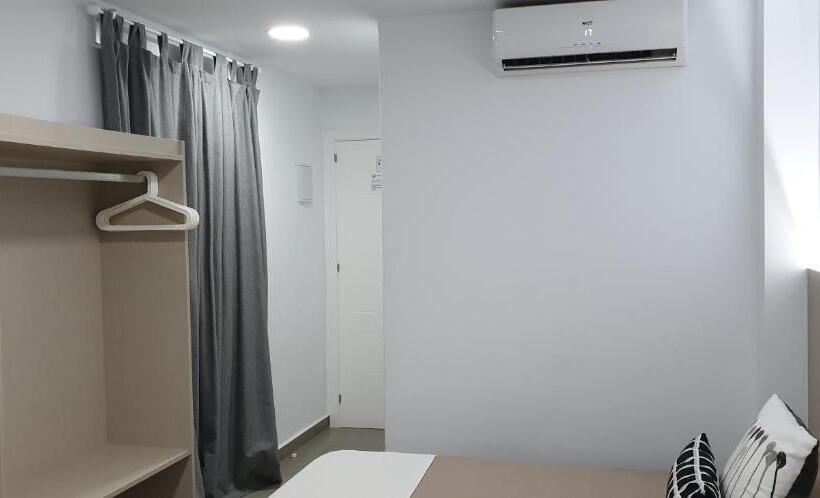 Habitación Triple Estándar con Balcón, Pensión Mastil 16