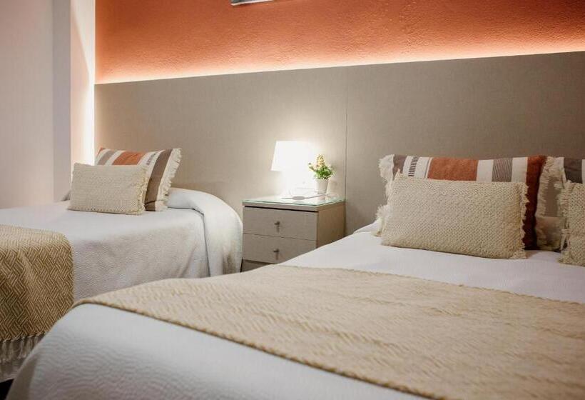 Habitación Triple Estándar con Balcón, Pensión Mastil 16