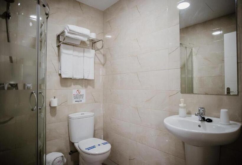 Habitación Triple Estándar con Balcón, Pensión Mastil 16