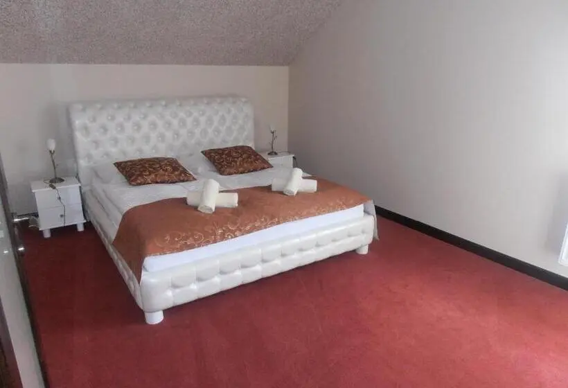 2 Bedroom Suite with Balcony, Penzión Hučava