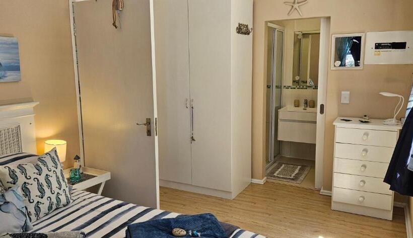 חדר דלוקס, The Holliday Pad