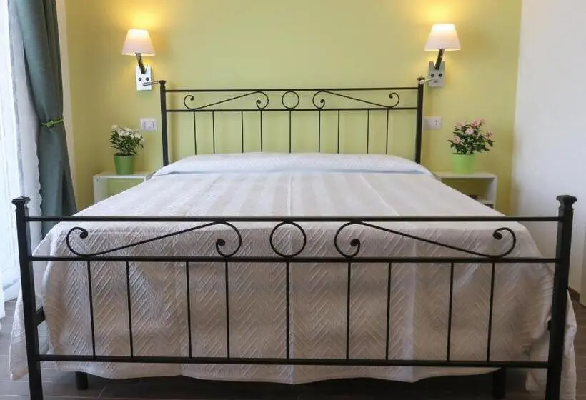 اتاق لوکس با بالکن و چشم‌انداز دریا, B&b Villamarea