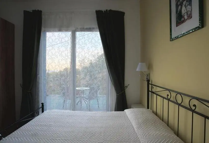 اتاق لوکس با بالکن و چشم‌انداز دریا, B&b Villamarea