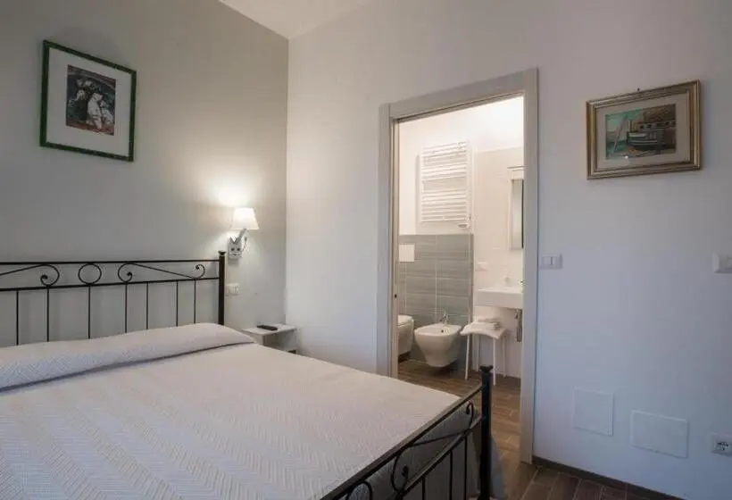 اتاق لوکس با بالکن و چشم‌انداز دریا, B&b Villamarea