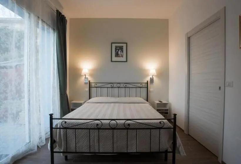 اتاق لوکس با بالکن و چشم‌انداز دریا, B&b Villamarea