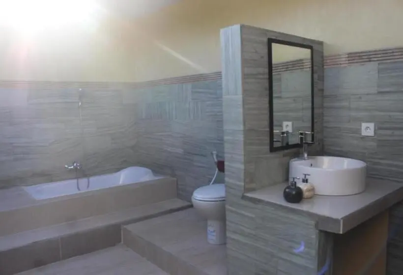 اتاق لوکس با بالکن و چشمانداز دریا, Taman Padi Villa