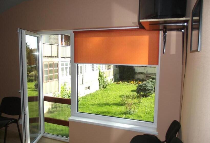 اتاق استاندارد سه تخته با سرویس بهداشتی مشترک, Nakvynė Rokiškyje