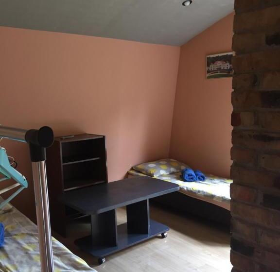 اتاق استاندارد سه تخته با سرویس بهداشتی مشترک, Nakvynė Rokiškyje