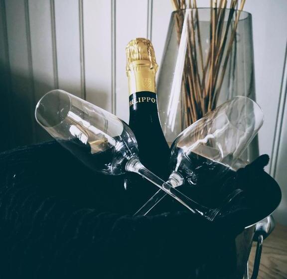 غرفة قياسية مطلّة علي البحر مزوَّدة بشُرفة, L Käringön