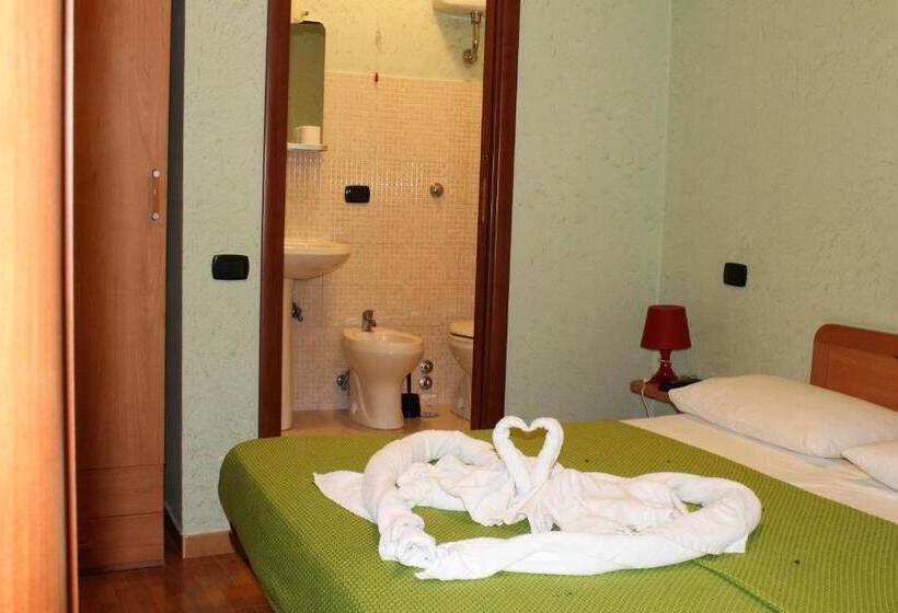 اتاق اکونومی, Dei Gerolomini