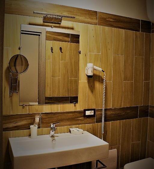 اتاق استاندارد سه تخته با بالکن, Dei Gerolomini