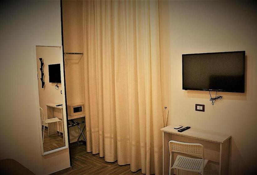 اتاق استاندارد سه تخته با بالکن, Dei Gerolomini