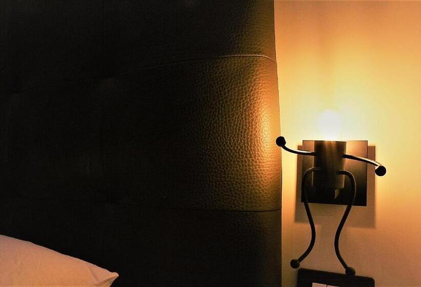 اتاق استاندارد سه تخته با بالکن, Dei Gerolomini