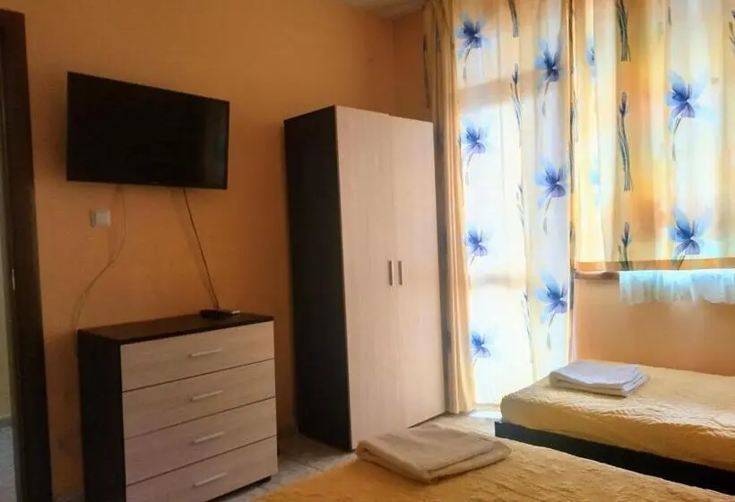 庭の見えるスタンダードトリプルルーム, Ivanka Guest House